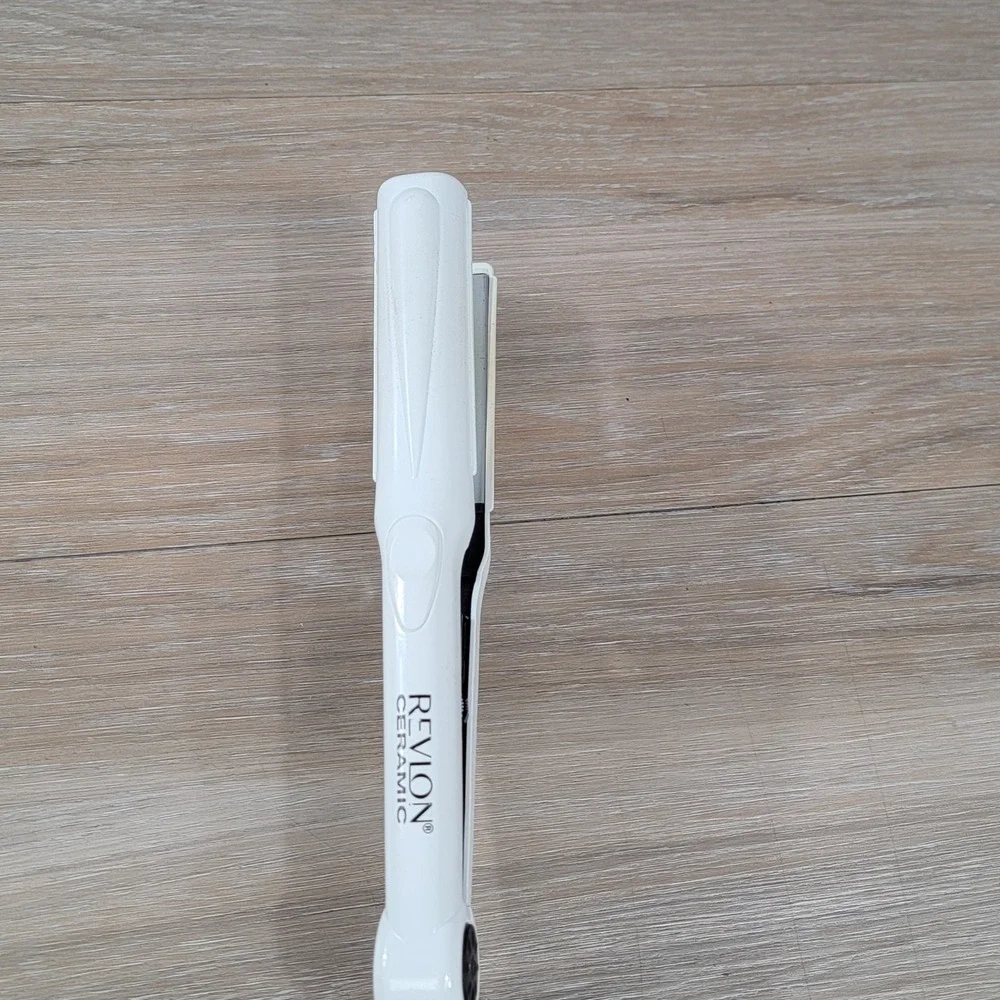 Revlon Ceramic Hair Straightener Flat Iron White RVST2034 Dual Voltage 85W